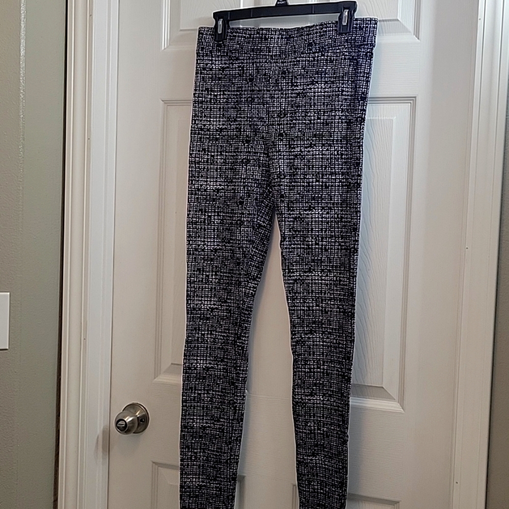 Women's Bar III Leggings. Size Lg. Straight Legs No Pockets.  Blk/Wht Design.